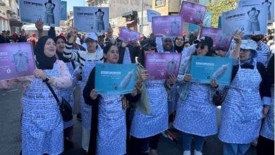 في مسيرة غير مألوفة بعيد الشغل.. نساء يطالبن الرجال بالمشاركة في "شقا الدار"