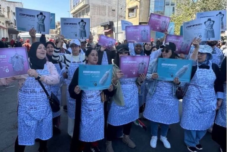 في مسيرة غير مألوفة بعيد الشغل.. نساء يطالبن الرجال بالمشاركة في "شقا الدار"