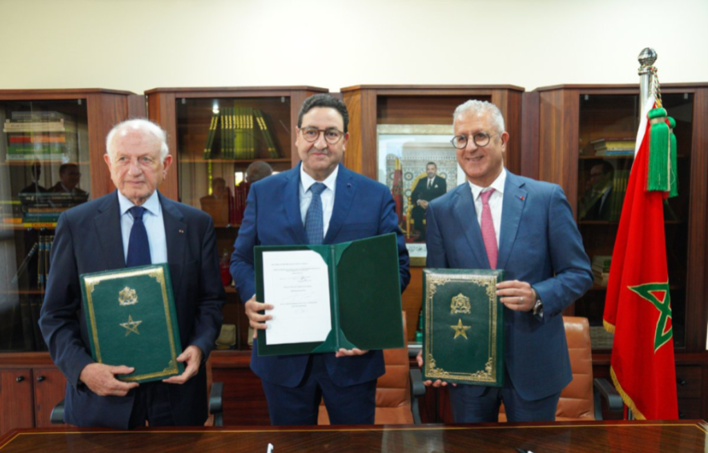 لحظة توقيع الاتفاقيات