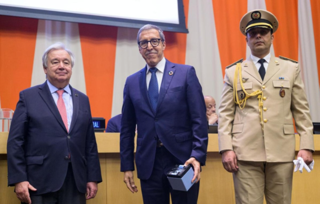 غوتيريش يكرم جنديا من القوات المسلحة الملكية