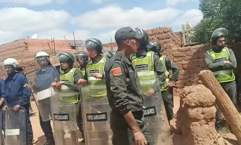 مراكش.. إنزال أمني لتنفيذ قرار قضائي بإفراغ منازل بدوار بن داود بجماعة تسلطانت (صور) 13 مراكش.. إنزال أمني لتنفيذ قرار قضائي بإفراغ منازل بدوار بن داود بجماعة تسلطانت (صور)