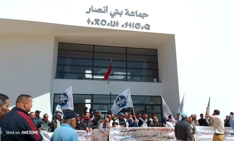 تجار بوابة أوروبا ينتفضون ببني انصار: مطالب بسوق عصري وإنهاء التهميش المزمن 1 تجار بوابة أوروبا ينتفضون ببني انصار: مطالب بسوق عصري وإنهاء التهميش المزمن