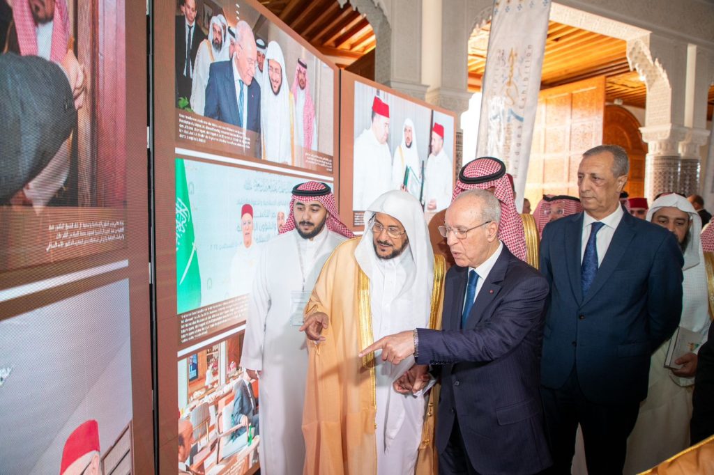 وزير الشؤون الإسلامية السعودي يفتتح معرض جسور السابع في المغرب (صور)