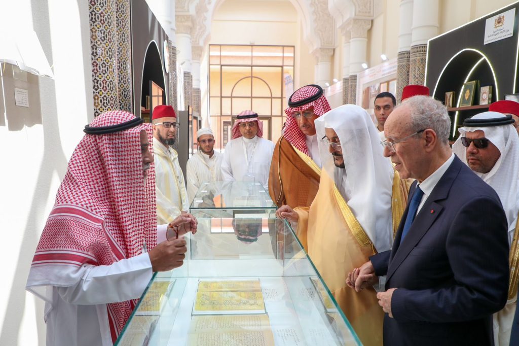 وزير الشؤون الإسلامية السعودي يفتتح معرض جسور السابع في المغرب (صور)