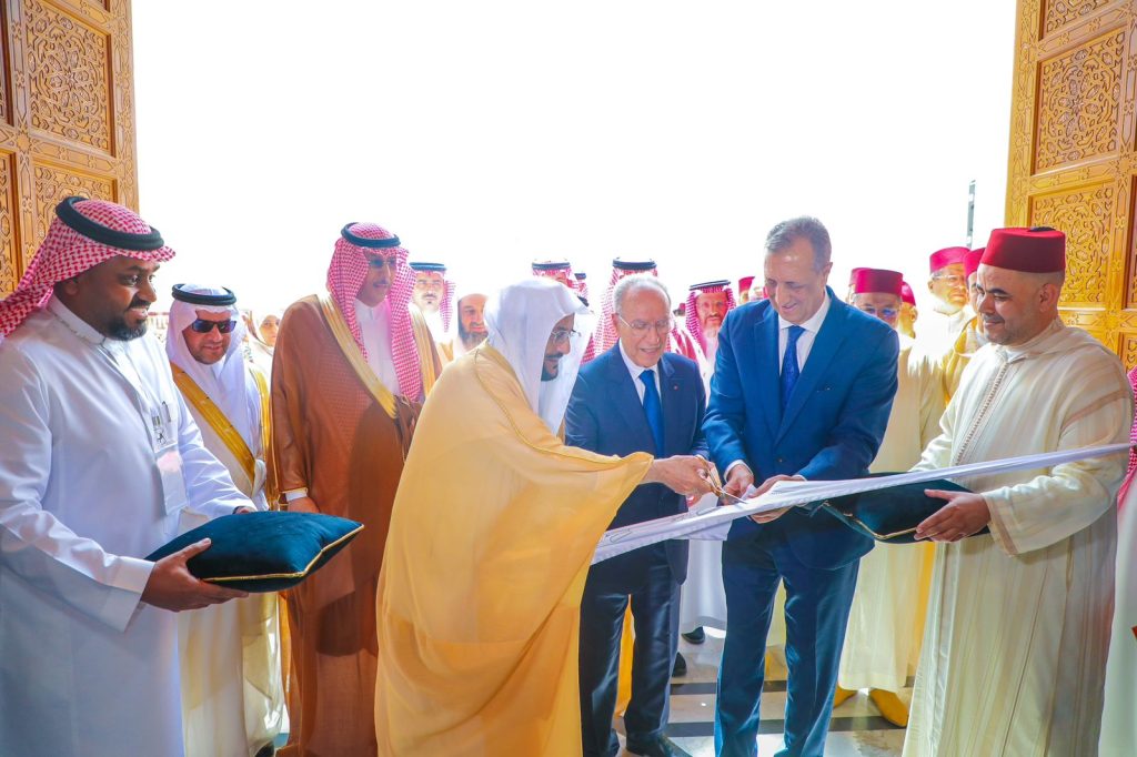 وزير الشؤون الإسلامية السعودي يفتتح معرض جسور السابع في المغرب (صور)