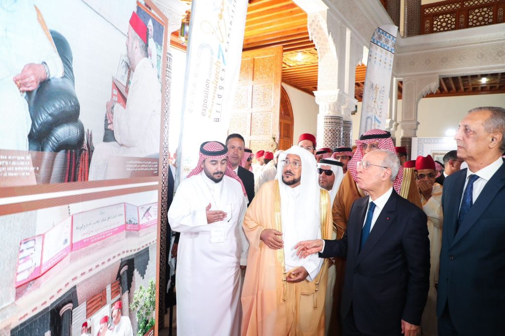 وزير الشؤون الإسلامية السعودي يفتتح معرض جسور السابع في المغرب (صور)