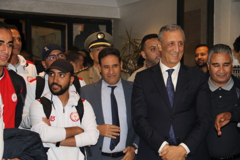الوالي شوراق يستقبل فريق الكوكب المراكشي بمطار المنارة بعد تحقيق الصعود