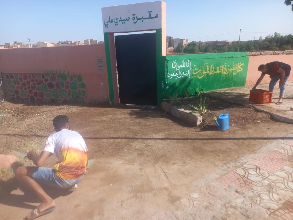 بن جرير.. متطوعون ينظفون مقبرة ويسهرون على تجميلها في غياب دور المسؤولين