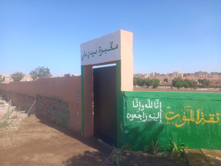 بن جرير.. متطوعون ينظفون مقبرة ويسهرون على تجميلها في غياب دور المسؤولين