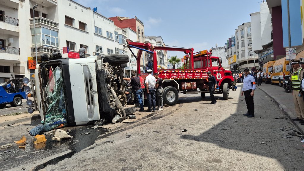حادث خطير بالبيضاء.. شاحنة تدهس سيارات وتسقط عددا من الضحايا -فيديو