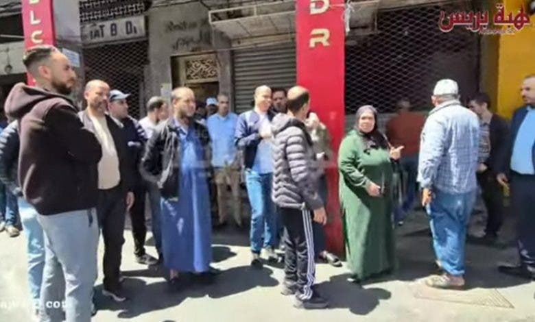 البيضاء.. تجار قيسارية بدر يحتجون بسبب "الفراشة" ويطالبون بتدخل الوالي (فيديو) 1 البيضاء.. تجار قيسارية بدر يحتجون بسبب "الفراشة" ويطالبون بتدخل الوالي (فيديو)