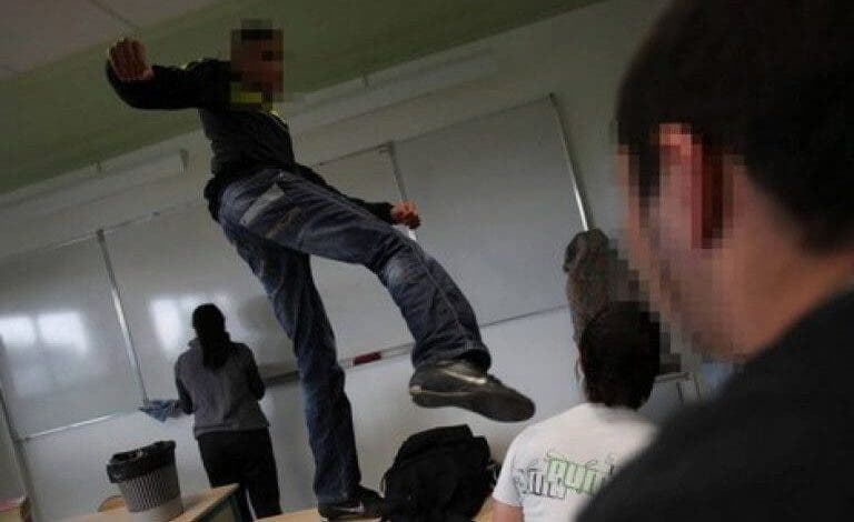 فاس.. اعتداء شنيع على أستاذ يثير موجة استياء ويُحيي مطالب بتوفير الحماية للأطر التربوية 1 فاس.. اعتداء شنيع على أستاذ يثير موجة استياء ويُحيي مطالب بتوفير الحماية للأطر التربوية