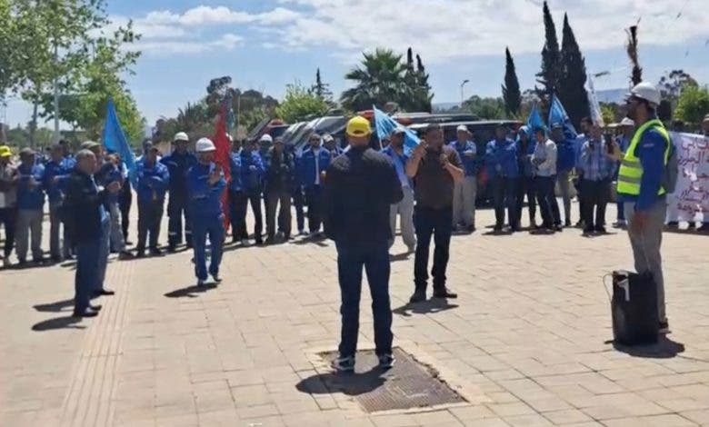 عمال المحطة الحرارية بجرادة يحتجون ويواصلون التصعيد 1 عمال المحطة الحرارية بجرادة يحتجون ويواصلون التصعيد