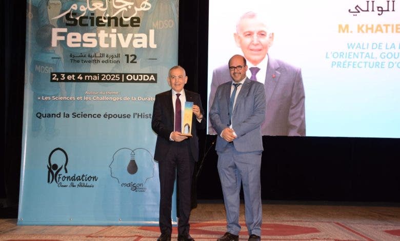 وجدة.. مهرجان العلوم يحتفي بخريجي ثانوية عمر بن عبد العزيز ويكرّم مواهب الذكاء الاصطناعي 1 وجدة.. مهرجان العلوم يحتفي بخريجي ثانوية عمر بن عبد العزيز ويكرّم مواهب الذكاء الاصطناعي
