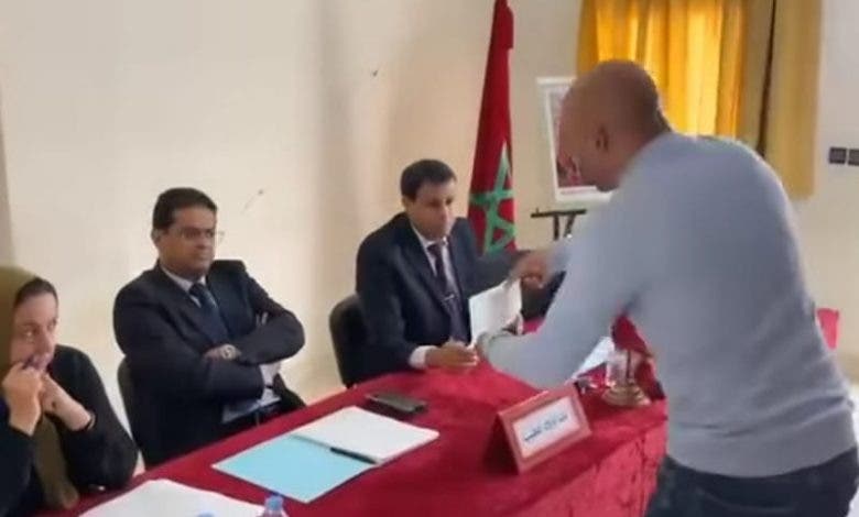مستشار بجماعة أولاد الطيب يفجرها: "الرئيس عطاني 4 مليون رشوة باش نصوّت عليه وكليتها ليه" 1 جماعة أولاد الطيب