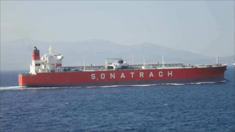 سفينة لشركة سوناطراك الجزائرية