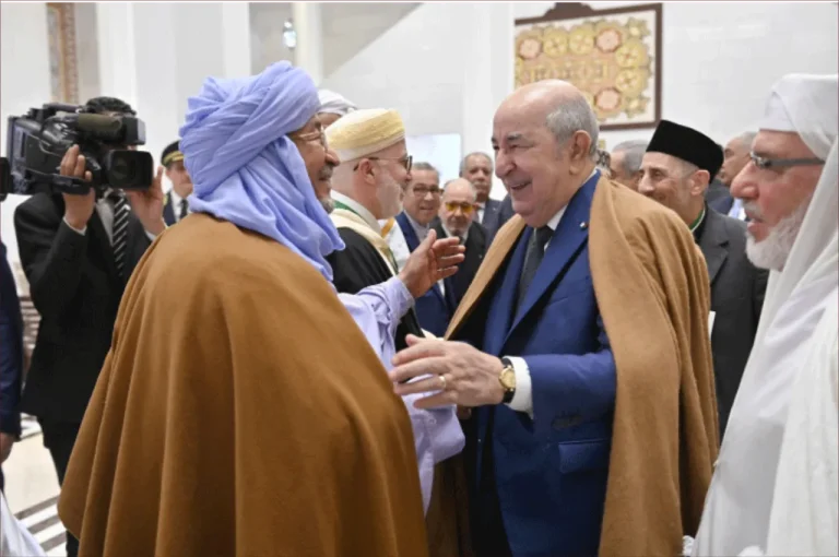الرئيس الجزائري عبد المجيد تبون في جامع الجزائر