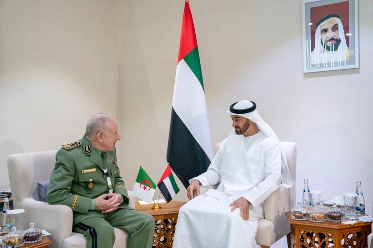 رئيس دولة الإمارات العربية المتحدة محمد بن زايد آل نهيان مع رئيس أركان الجيش الجزائري السعيد شنقريحة