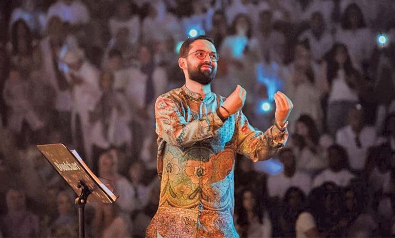 موازين.. أمين بودشار يبدع في قيادة كورال جماهيري بمنصة النهضة