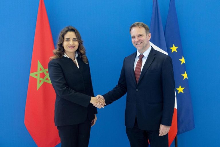 ليلى بنعلي، وزيرة الانتقال الطاقي والتنمية المستدامة، مع مارك فيراشي، الوزير الفرنسي المكلف بالصناعة والطاقة