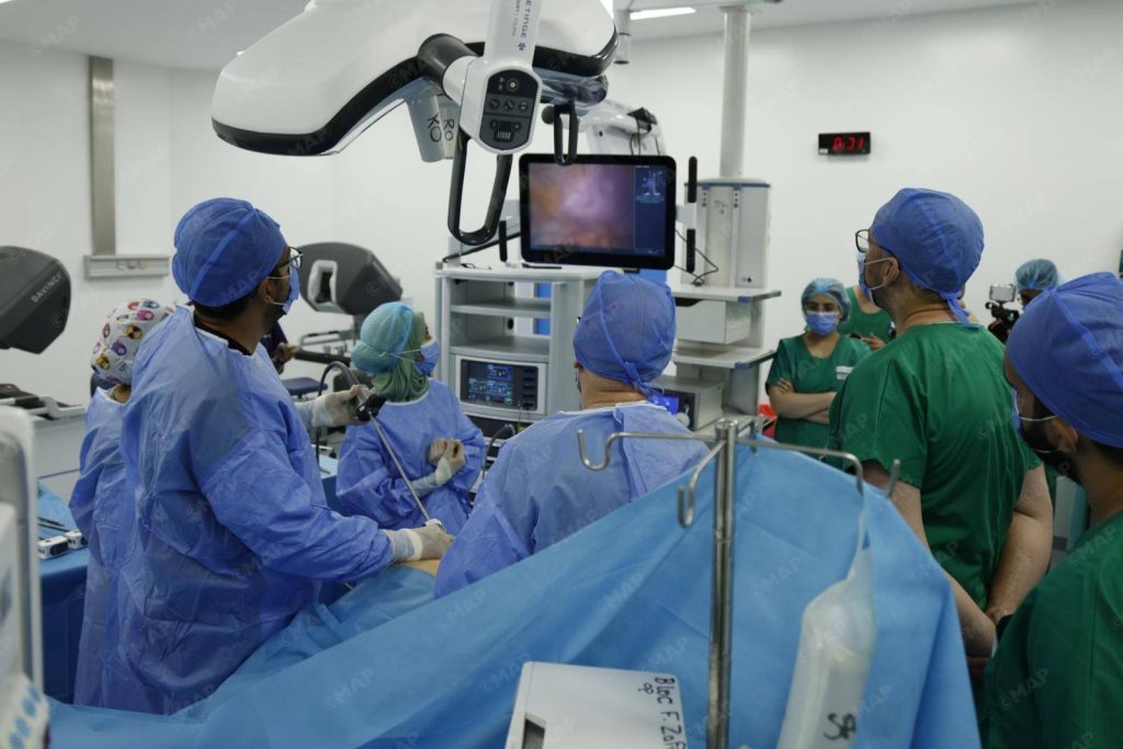 مستشفى الشيخ خليفة بالدار البيضاء يجري أول عملية جراحية بواسطة روبوت