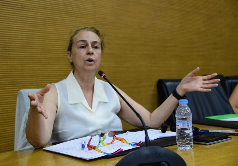 صحفية إسبانية تفضح قادة البوليساريو و تتهمهم بسرقة المساعدات الإنسانية