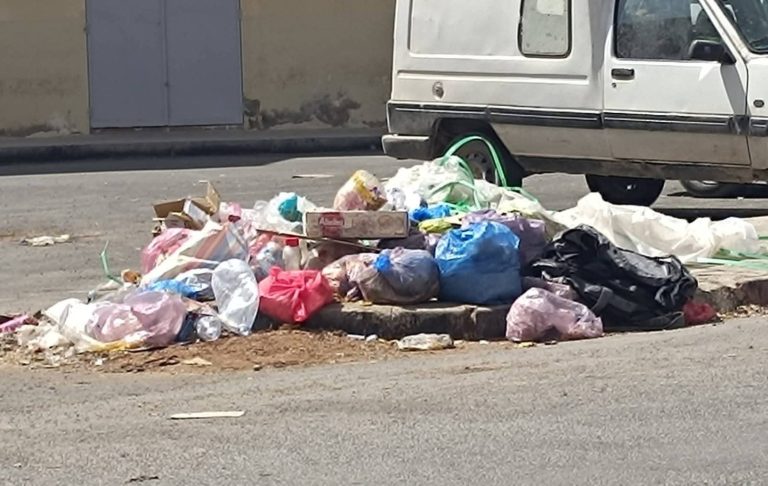العيون الشرقية.. الأزبال متراكمة والحاويات غائبة