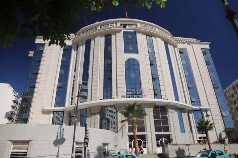طنجة.. تراخيص تستباح فيها الأرصفة وكرامة المواطن على الهامش