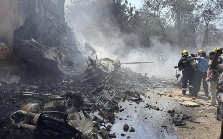 حادث تحطم الطائرة الهندية .. الشرطة تستبعد وجود ناجين