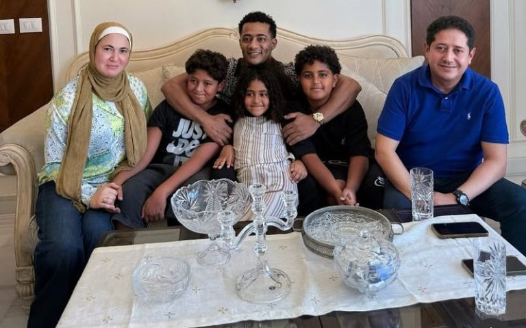 محمد رمضان يُنهي الجدل ويُعلن الصلح مع عائلة الطفل “عمر”: “علي وعمر إخوات”