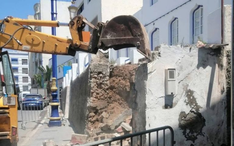 الحسيمة.. هدم كشك إسمنتي عند مدخل المدينة في إطار حملة تحرير الملك العمومي