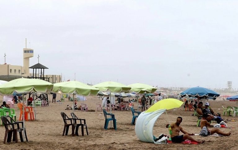 الحرارة المفرطة تدفع سكان المدن الداخلية للنزوح نحو الشواطئ