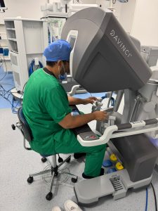 الدكتور عبد الجليل حداث يكشف تفاصيل إجراء أول عملية جراحية روبوتية باستخدام نظام "دافينشي" بالمغرب