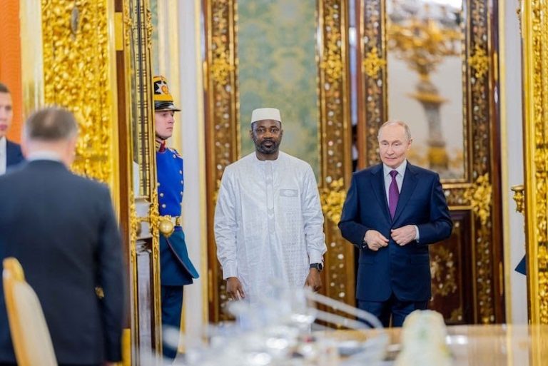 الرئيس الروسي فلاديمير بوتين مع الرئيس المالي أسيمي غويتا