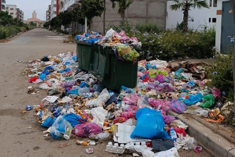 الأزبال تغزو شوارع مديونة وسط مطالب بوقف "الفوضى البيئية"