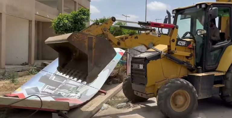 سلطات حد السوالم تشن حملة واسعة لهدم وإزالة اللوحات الإشهارية غير المرخصة