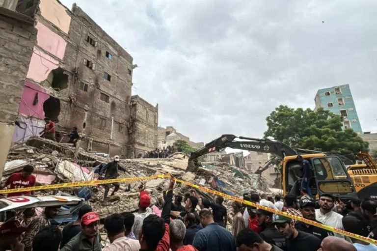 انهيار مبنى سكني في باكستان
