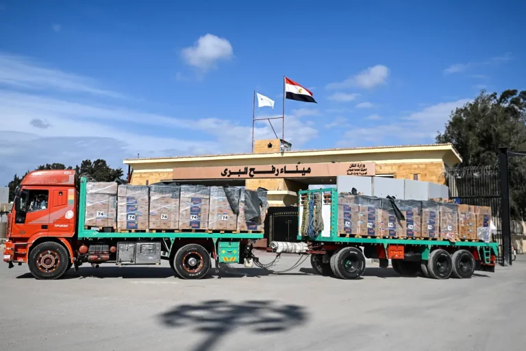 مصر تبدأ إدخال المساعدات إلى غزة وإسرائيل تعلّق عملياتها موقتاً لتسهيل الإغاثة