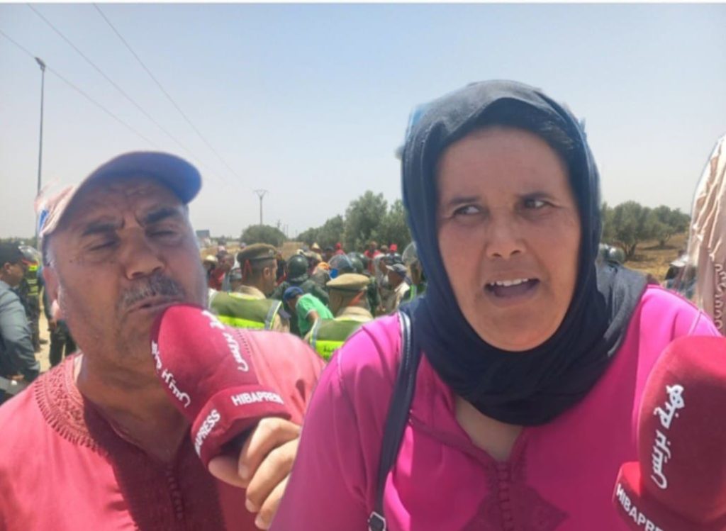 الإقلاع عن الإنصات؟ سكان دوار "لكلات" بصفرو يناشدون الملك بعد أن ضاق بهم الحال (فيديو)