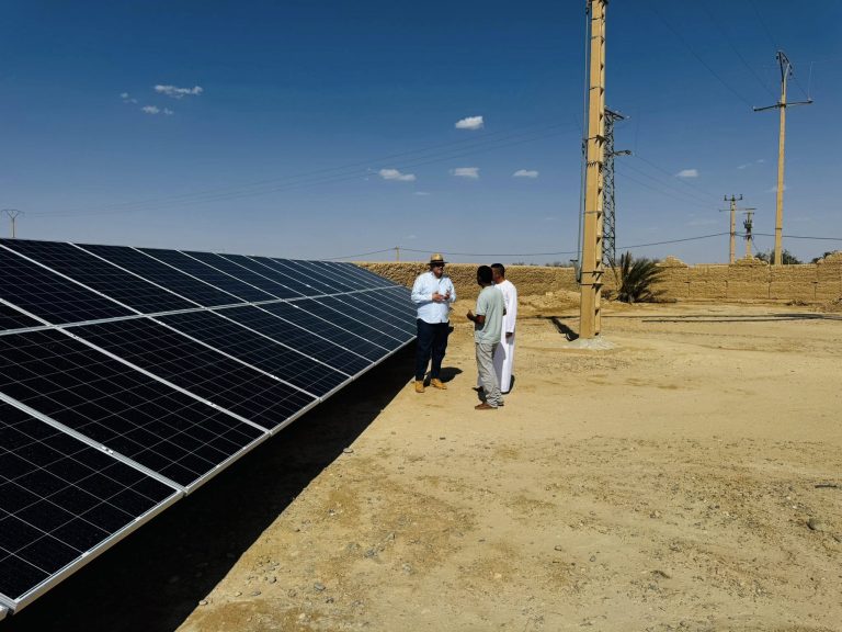 مشروع تجريبي مبتكر لتحلية المياه المالحة بالطاقة الشمسية ينطلق في واحة أرفود