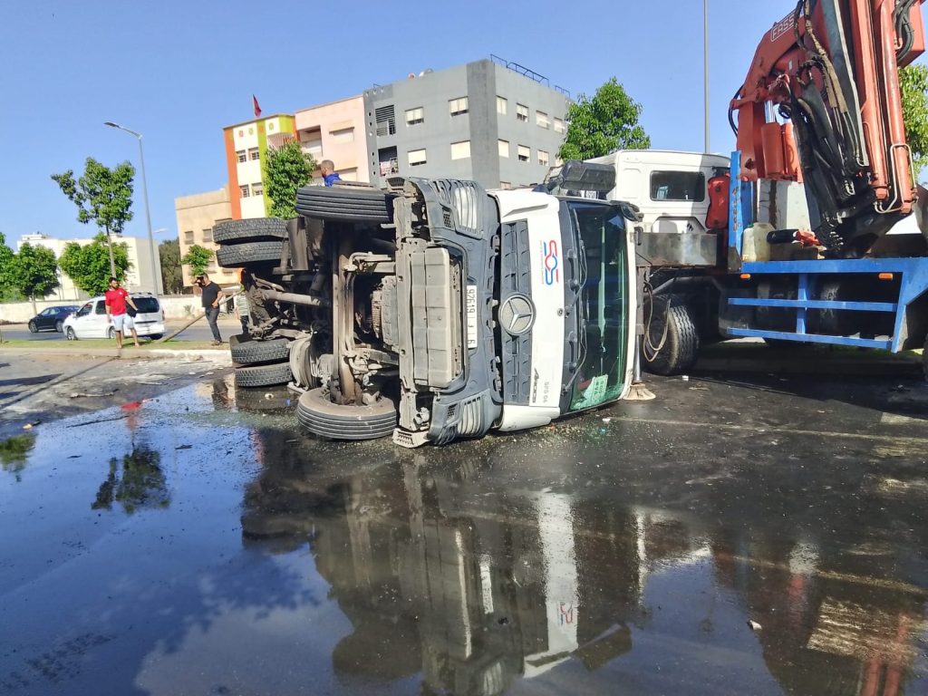 تمارة.. سقوط جرحى في حادث سير خطير جراء انقلاب شاحنة نفايات