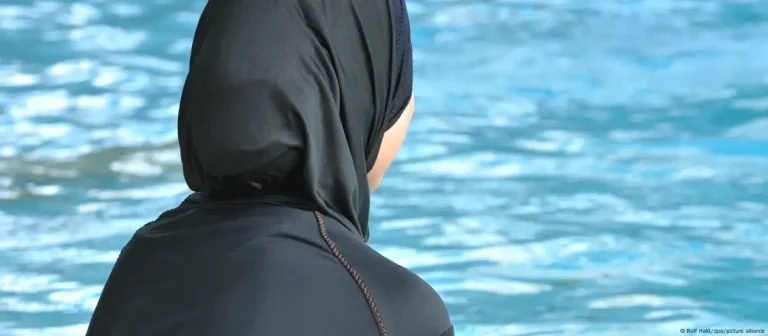 مركز حقوقي يتظلم للمجلس الوطني بسبب منع المحجبات من ولوج مسابح الفنادق ب"البوركيني"