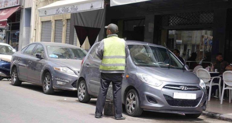 فوضى "حراس السيارات" في فاس... من يوقف هذا النزيف؟
