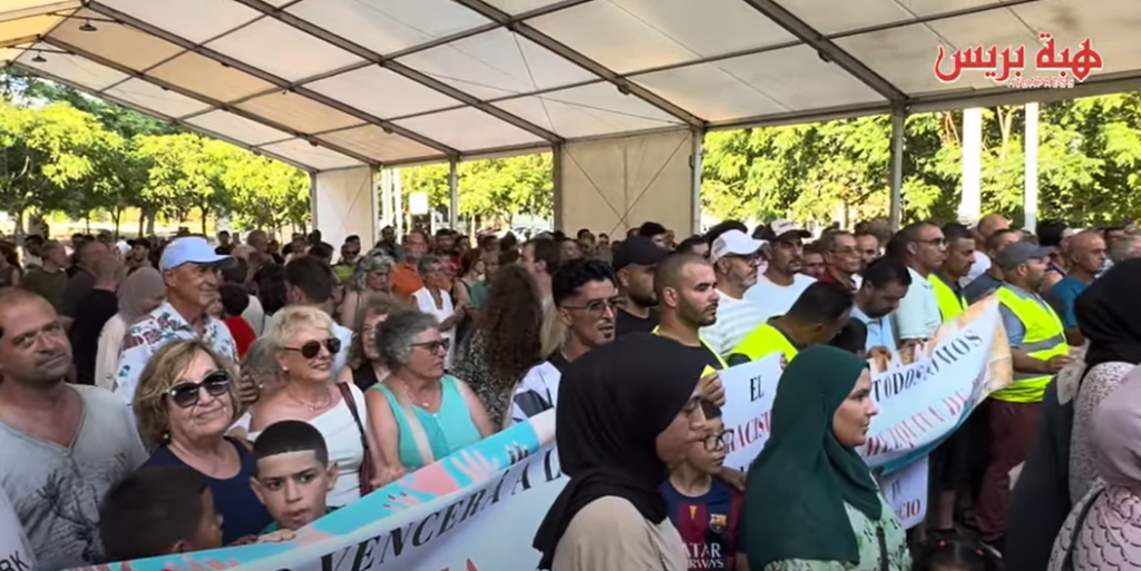 اسبانيا.. مسيرة حاشدة في بييرا تنديداً بإحراق مسجد (فيديو)
