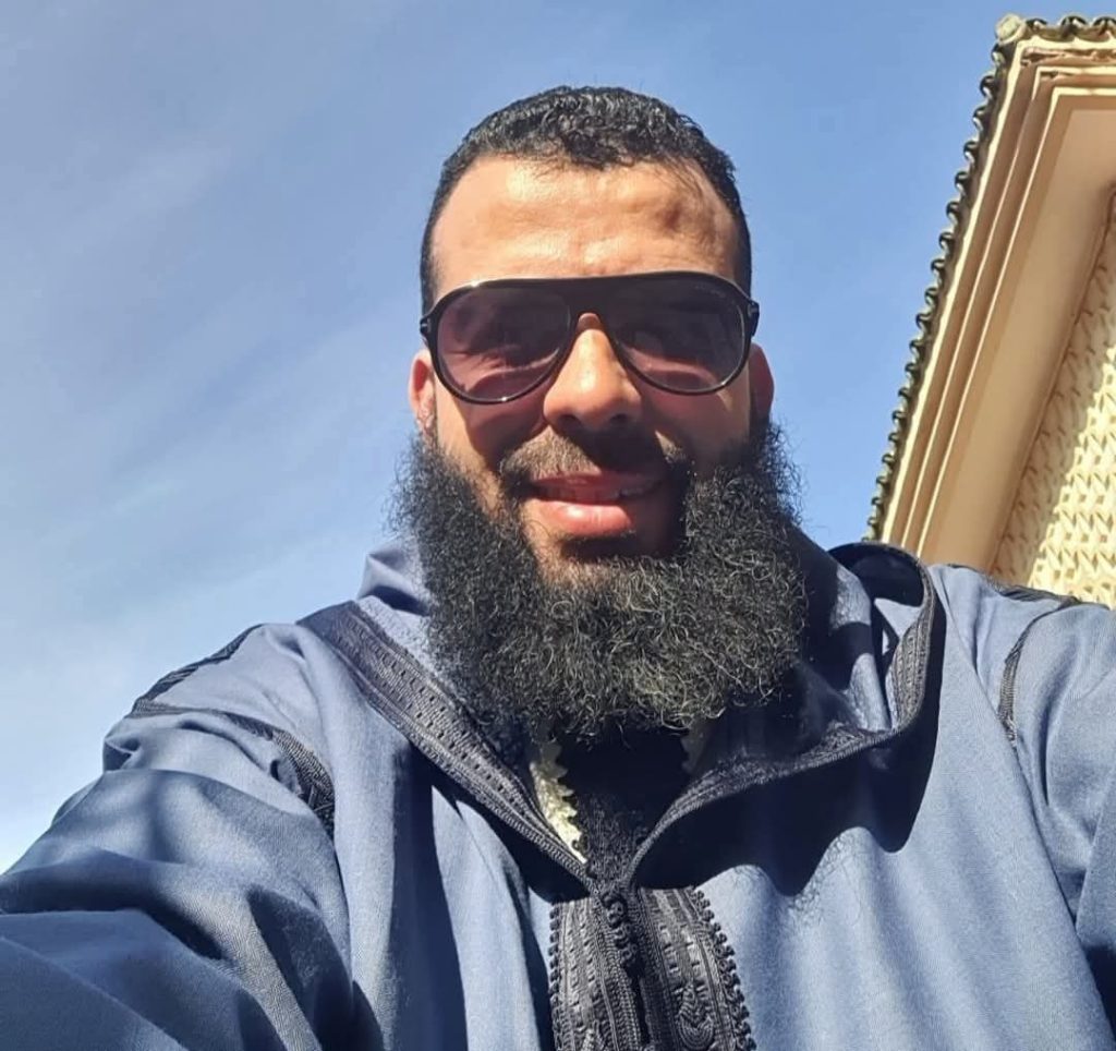 الفنان المعتزل الشاب رزقي ينجو ووالدته من حادث خطير على الطريق السيار (صور)