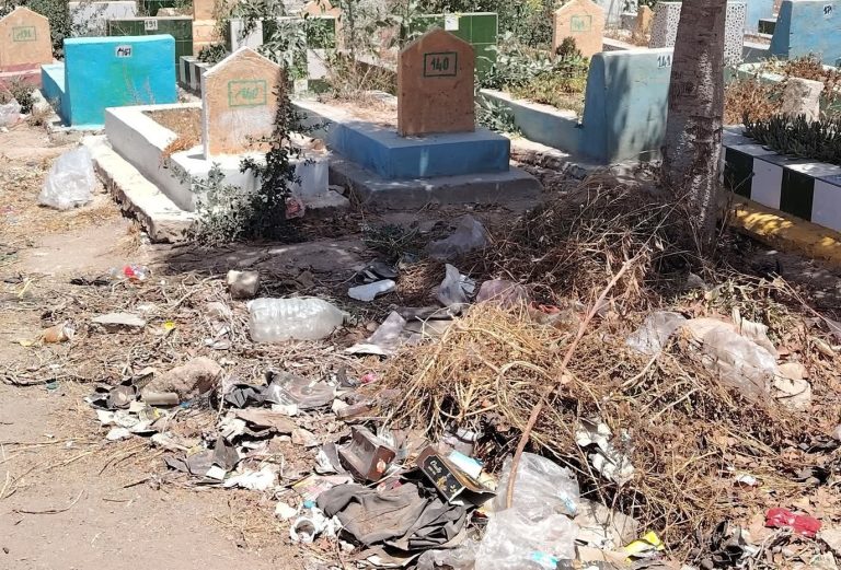 الأزبال تزاحم القبور في مغفرة الغفران بالدار البيضاء وسط صمت المسؤولين