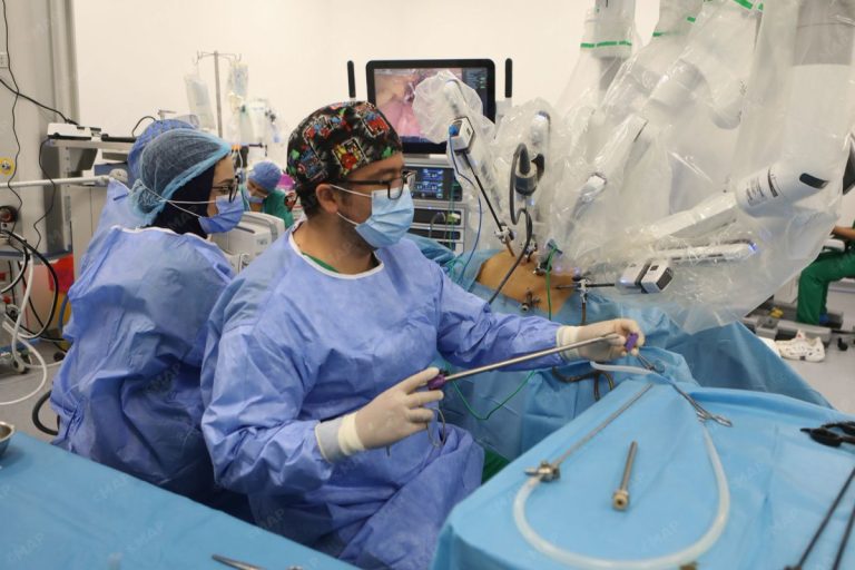 إجراء أول عملية جراحة باطنية بمساعدة روبوت