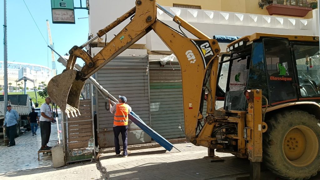 طنجة.. السلطات تشن حملة واسعة لتحرير الملك العمومي بحي الحسني