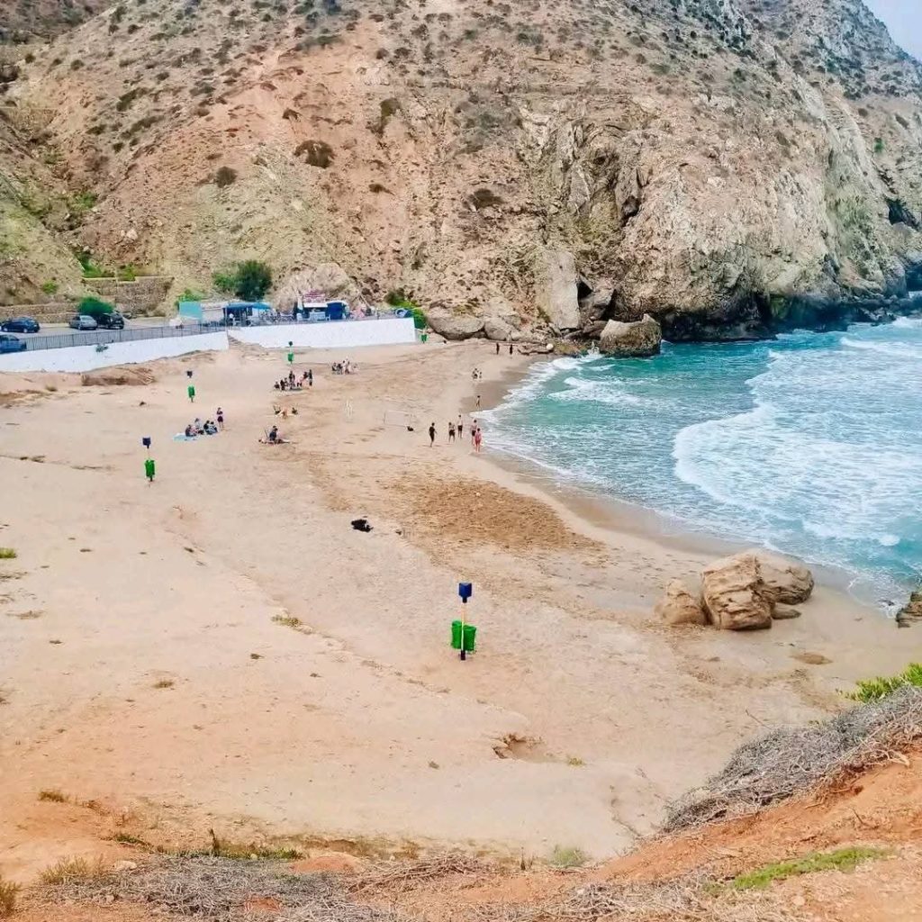 الحسيمة.. سلطات امزورن تتحرك لتحرير شاطئ "أرمود" من قبضة الاستغلال العشوائي