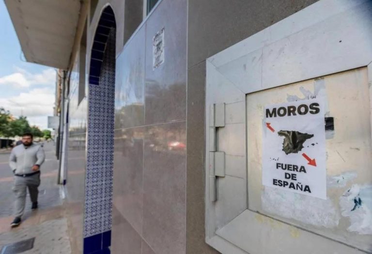 العنصرية تطال جدران المساجد في إسبانيا.. شعارات معادية بمسجد القدس في فيتوريا